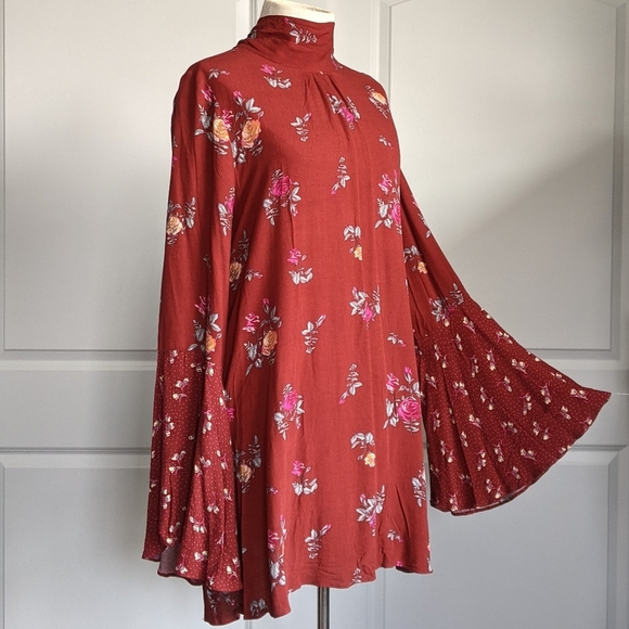 Free People Tunic Dress Mock Neck Long Bell Sleeve Open Back Floral Red M NWT - Picture 4 of 15